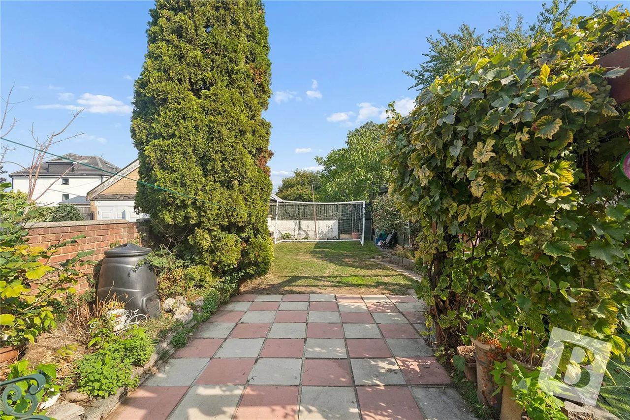 Westlyn Close, Rainham, RM13, photo 15