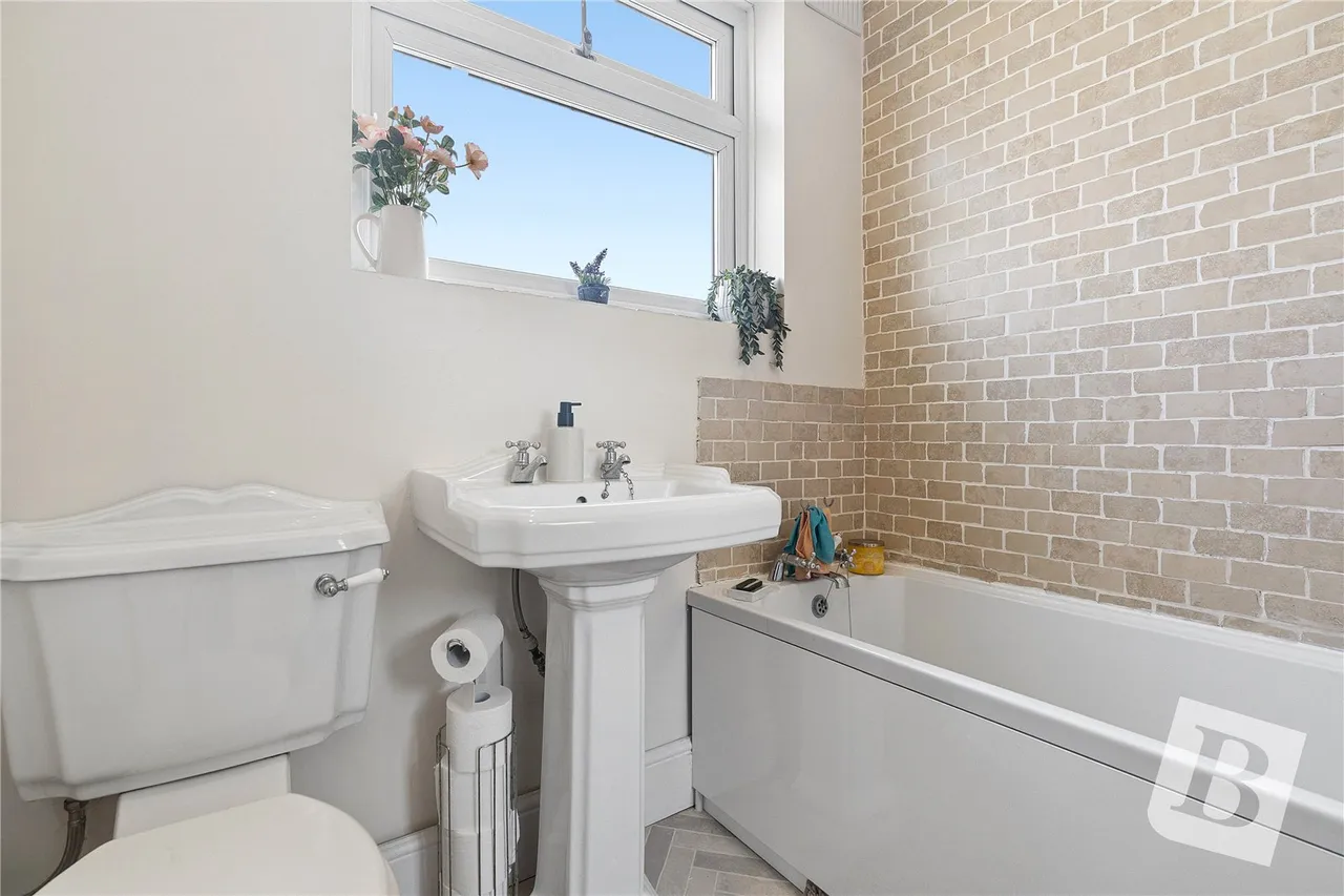 Westlyn Close, Rainham, RM13, photo 13