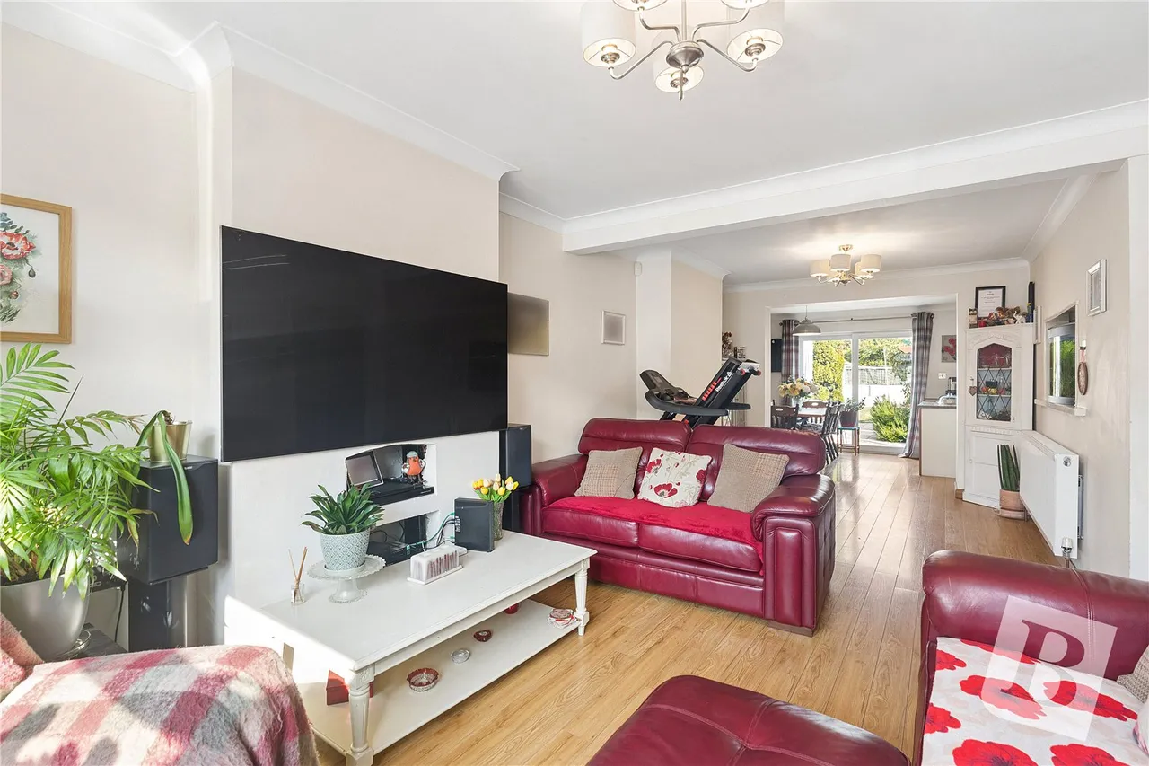 Westlyn Close, Rainham, RM13, photo 2