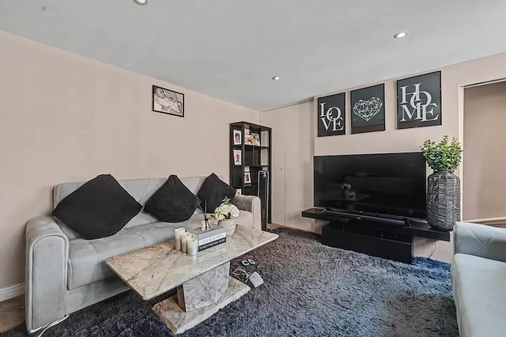 Cricklewood Broadway, London, photo 14