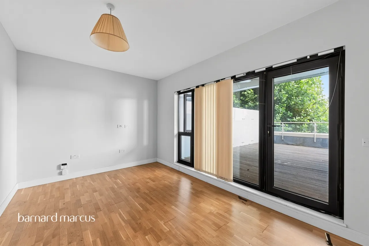 Staines Road West, Sunbury-On-Thames, TW16, photo 6