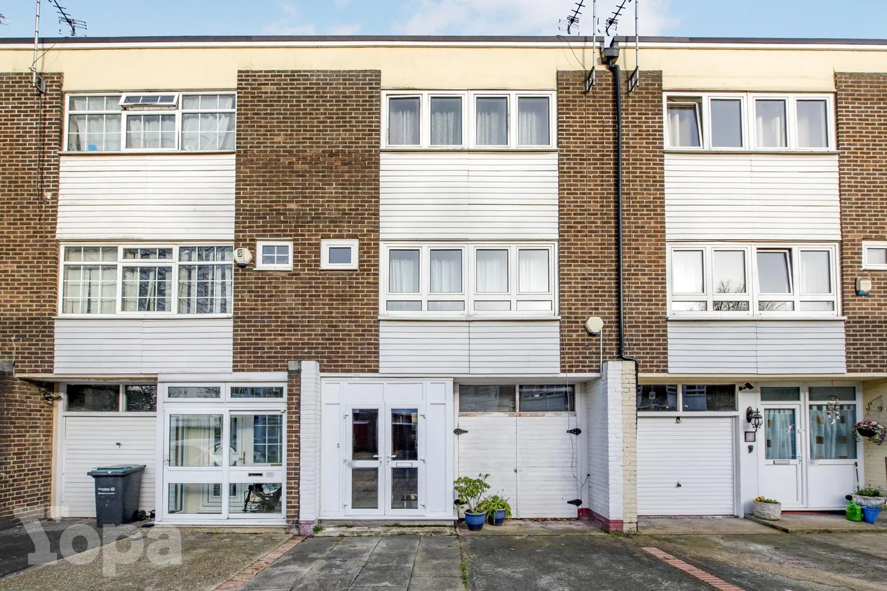 3 bed house for sale, Fountain Walk, Gravesend, DA11