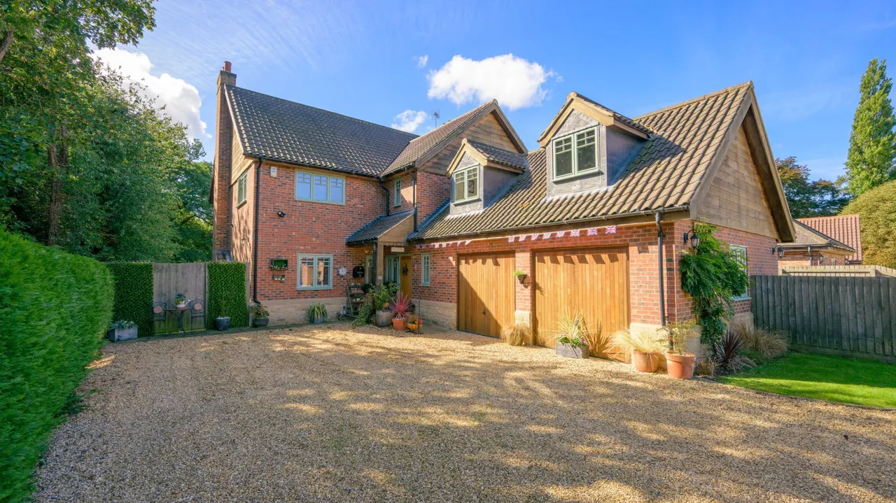6 bed house for sale, Woodland View on Manor Drive, Harlaxton