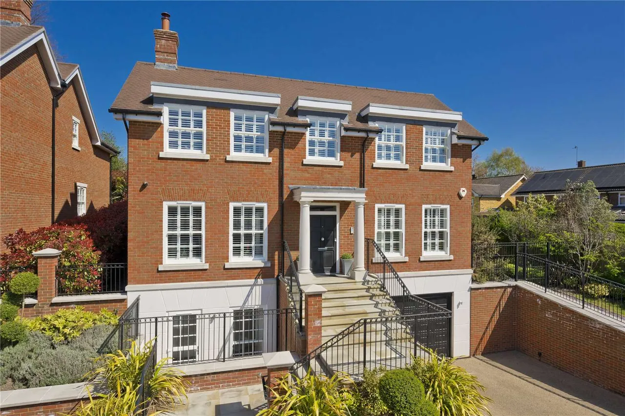 5 bed house to rent — Alexandra Gate, 46A West Street, Reigate, Surrey, RH2 9DB