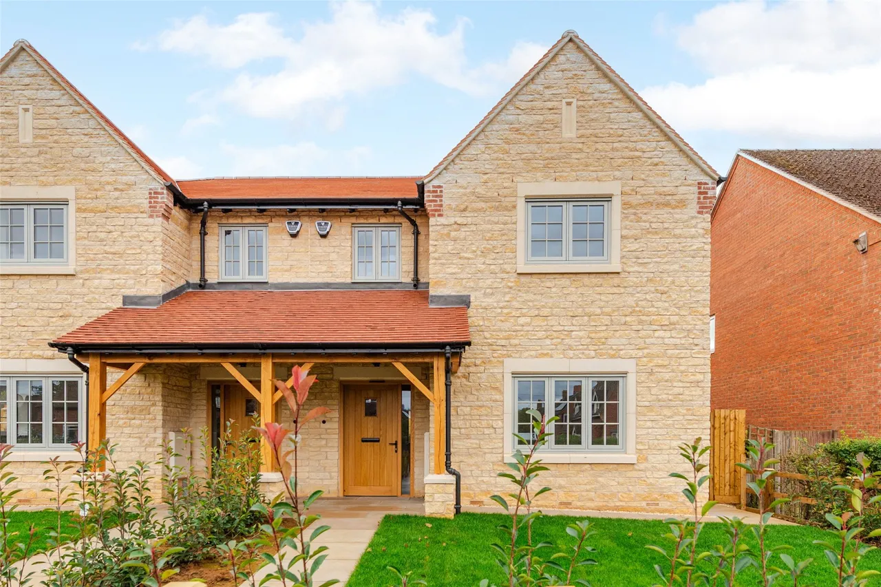 3 bed property for sale, Hedgerow Gardens, Thornborough, MK18