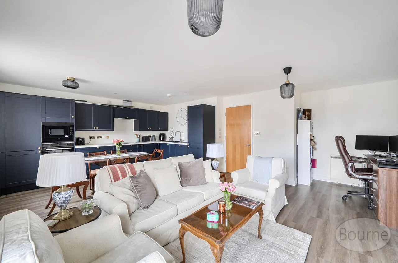 New Zealand Avenue, Walton-On-Thames, KT12, photo 3