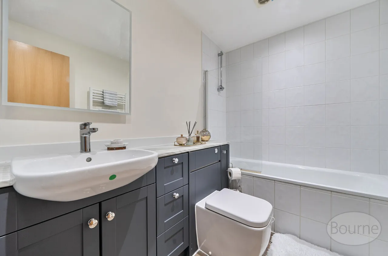 New Zealand Avenue, Walton-On-Thames, KT12, photo 9