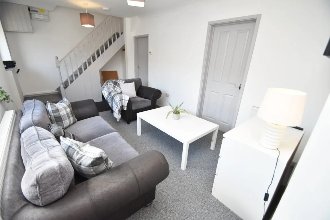 Bradford Crescent, DH1, photo 3