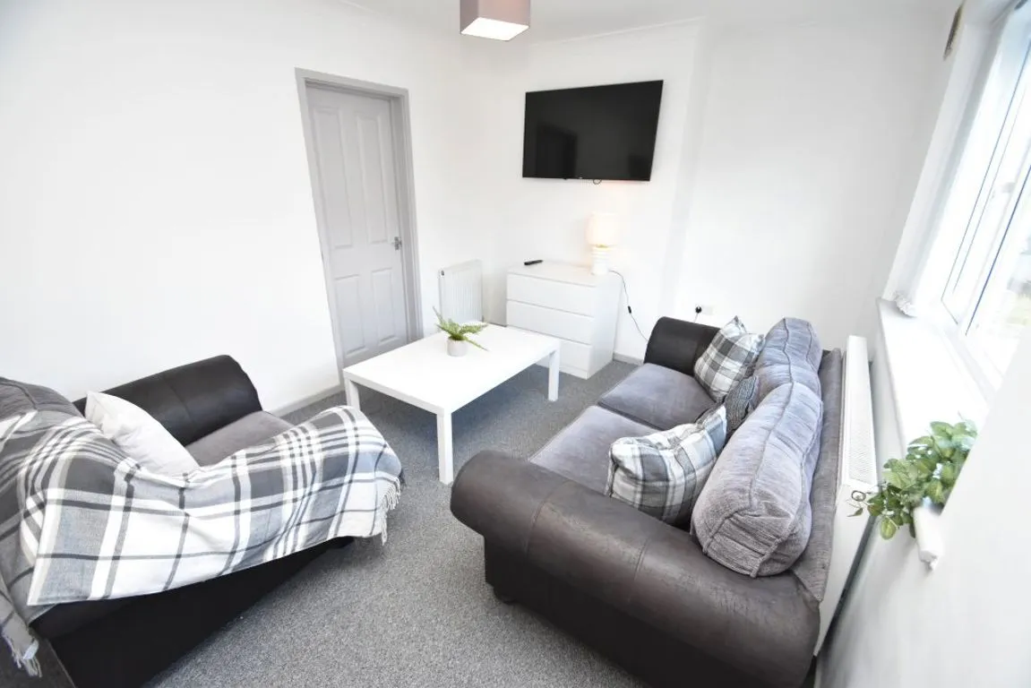 Bradford Crescent, DH1, photo 2