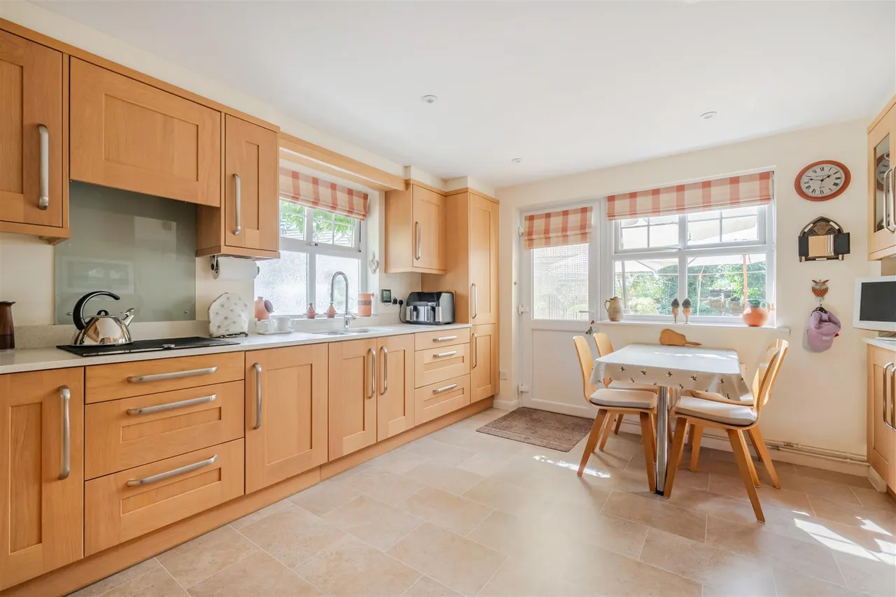 Robins Close, Chippenham, SN14, photo 3