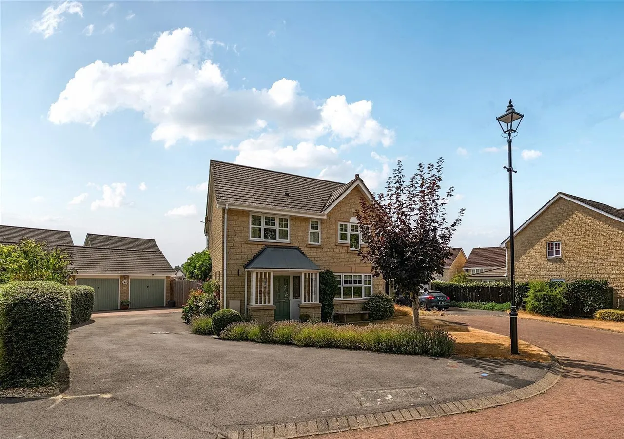 4 bed house for sale, Robins Close, Chippenham, SN14