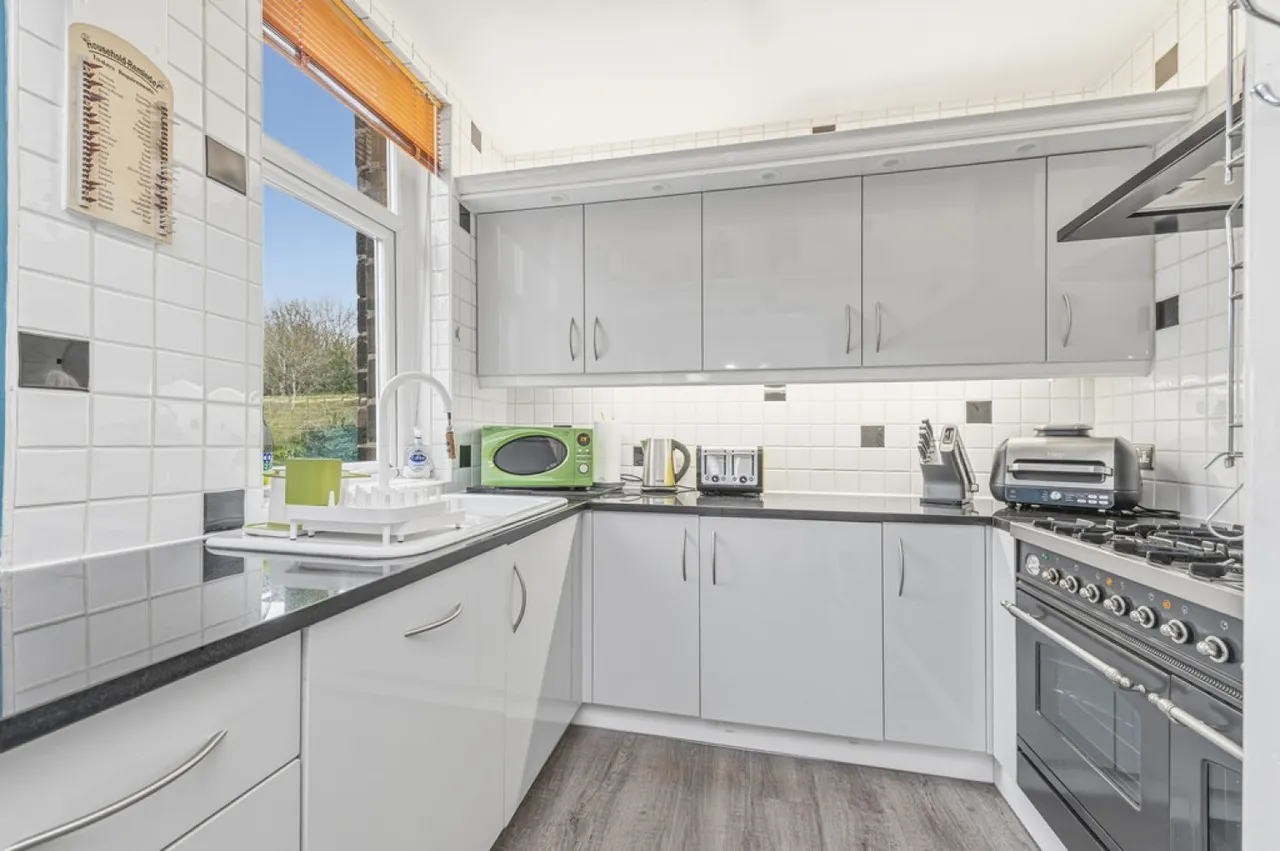 West Close, Fartown, photo 6