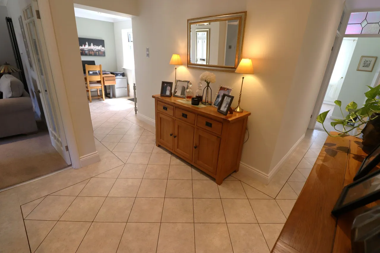 Kingswood Crescent, Rayleigh, Essex, SS6 7BQ, photo 10