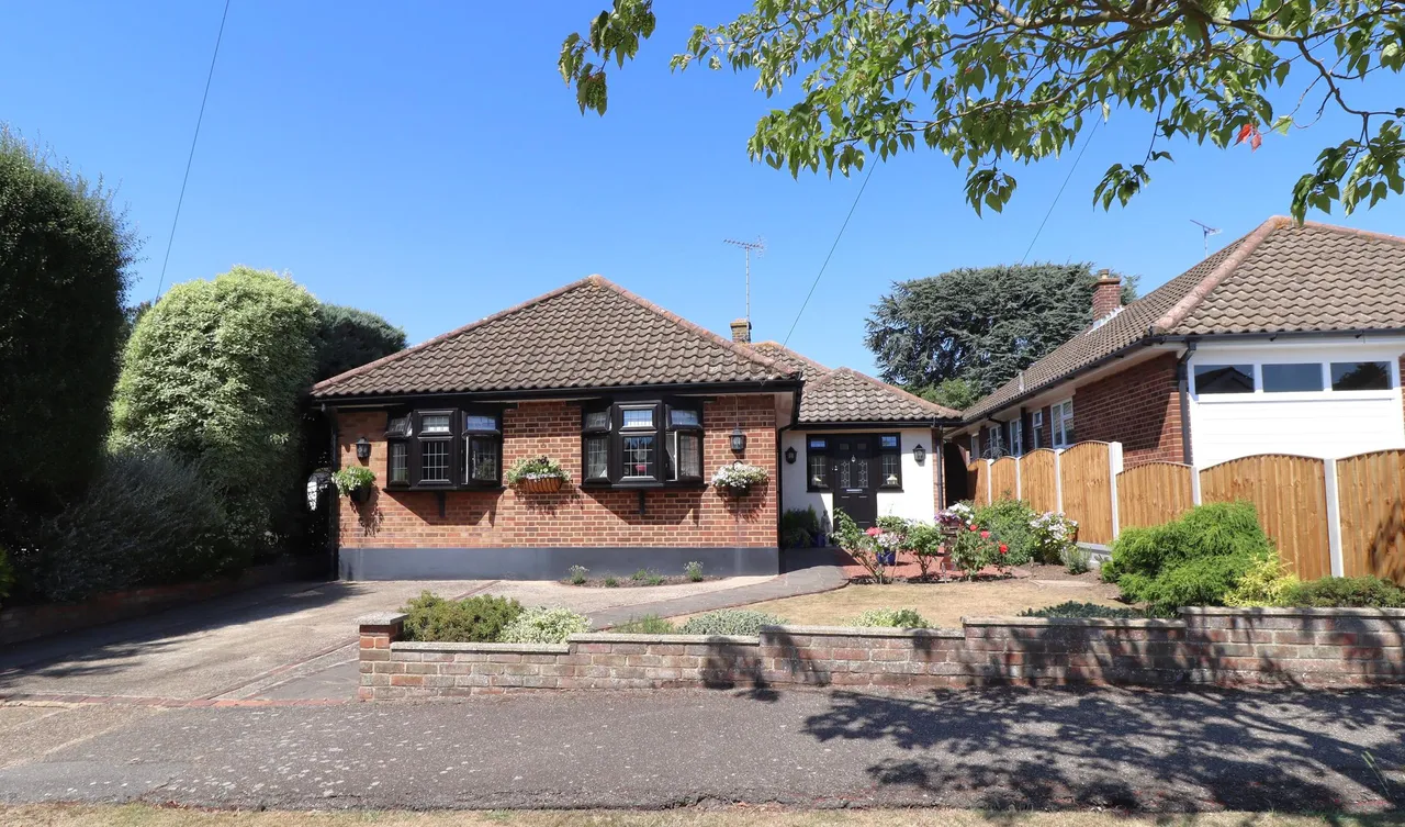 3 bed house for sale — Kingswood Crescent, Rayleigh, Essex, SS6 7BQ