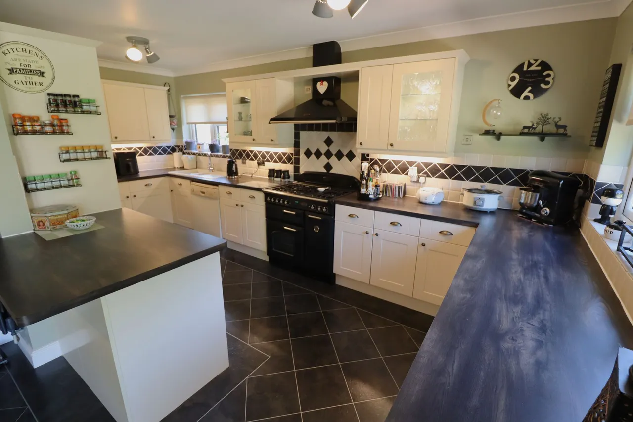 Kingswood Crescent, Rayleigh, Essex, SS6 7BQ, photo 5