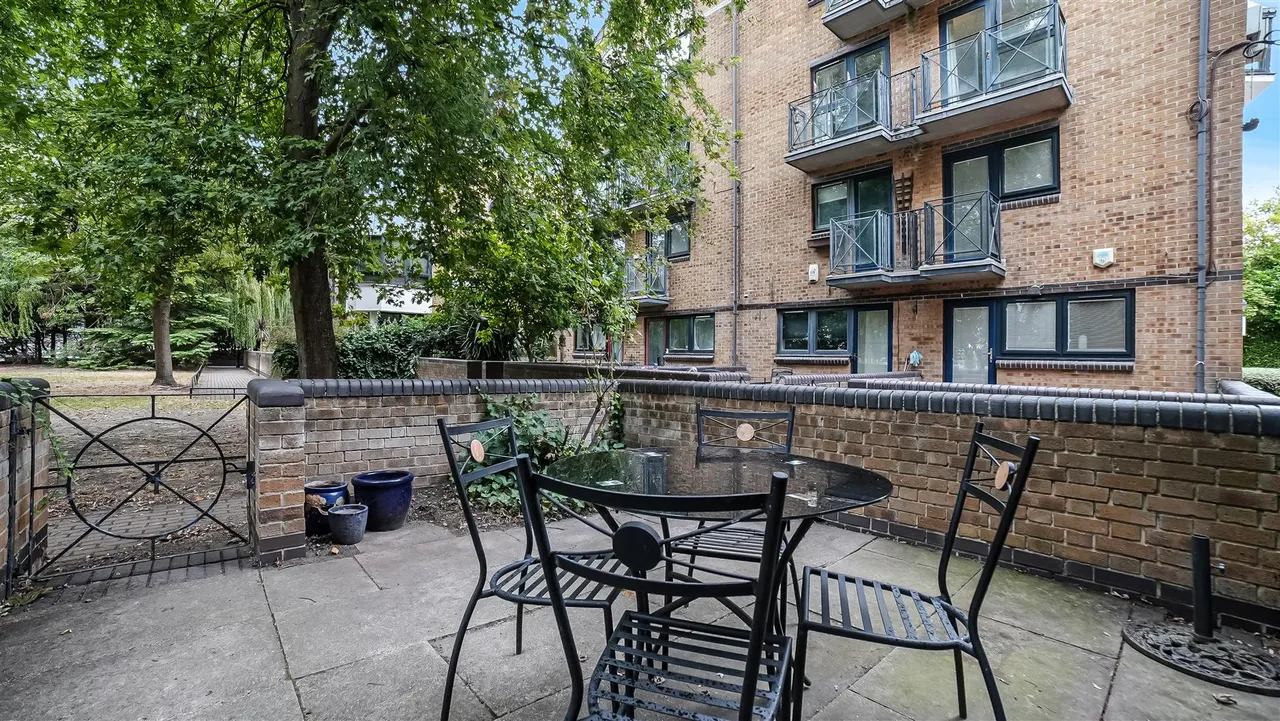 2 bed property to rent — Undine Road, London, E14 9UW