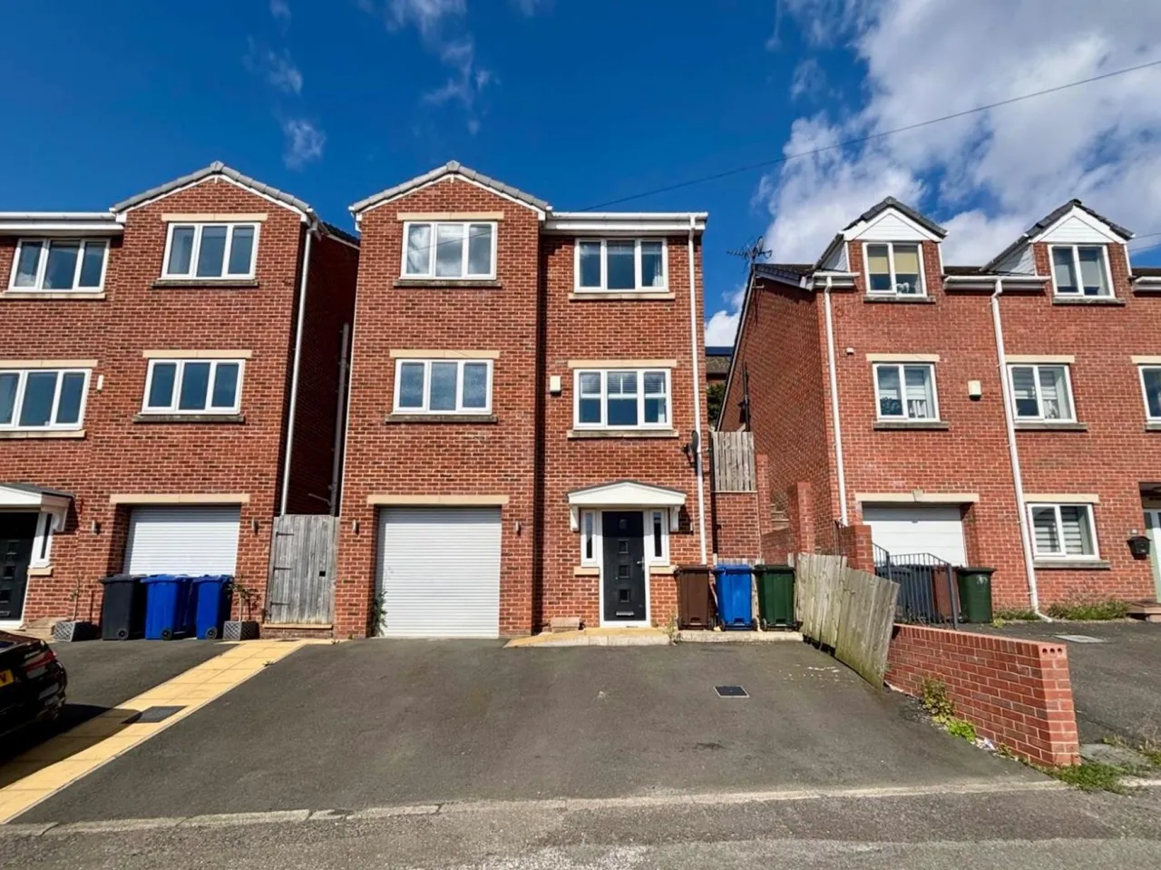 4 bed house for sale — Worsbrough Road, Blacker Hill, Barnsley
