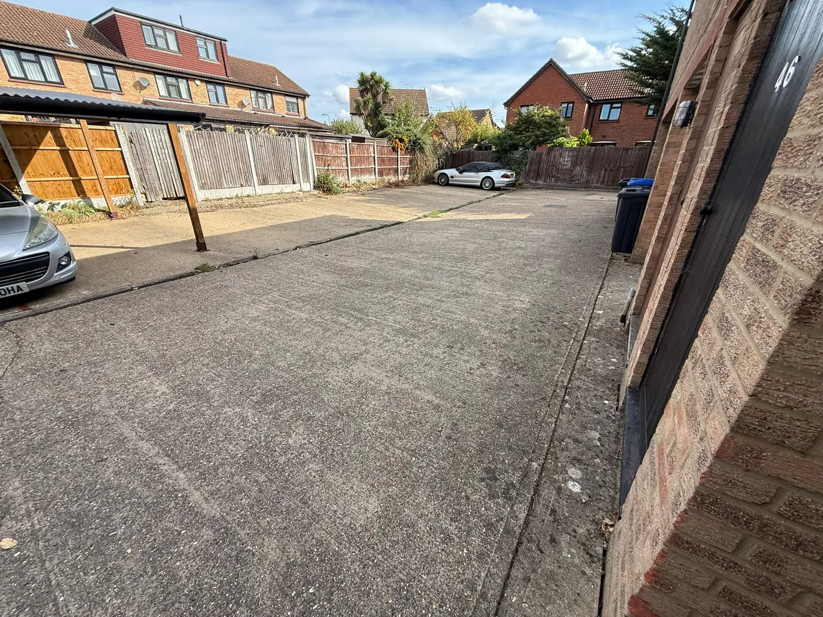 Trentbridge Close, Chigwell, IG6 3DG, photo 12
