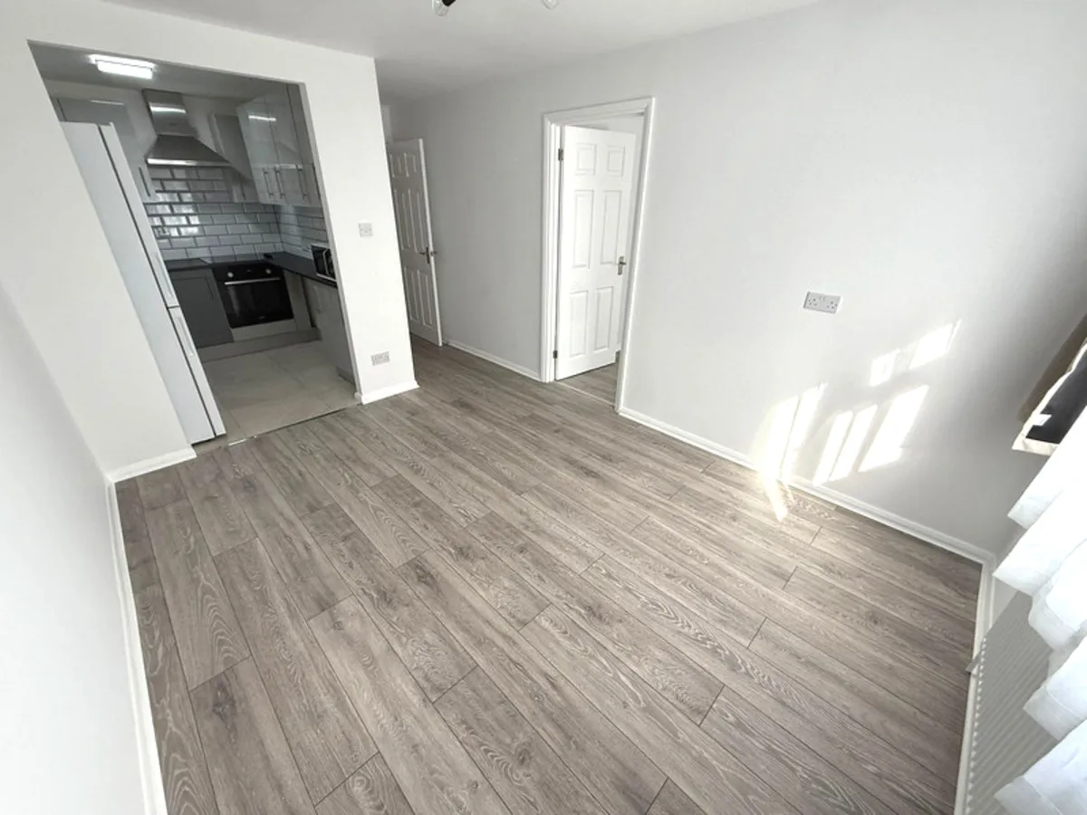 Trentbridge Close, Chigwell, IG6 3DG, photo 3