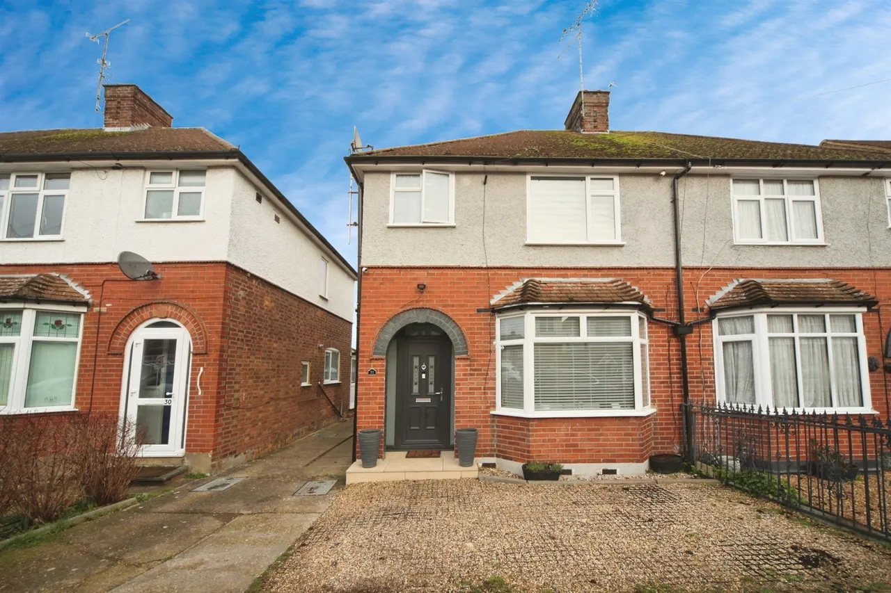 3 bed house for sale — Park Avenue, Houghton Regis, Dunstable