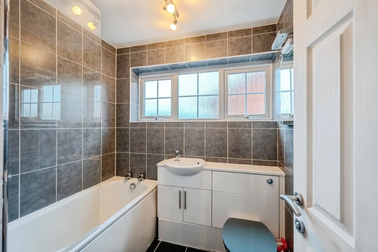 White House Drive, Kingstone, HR2, photo 15