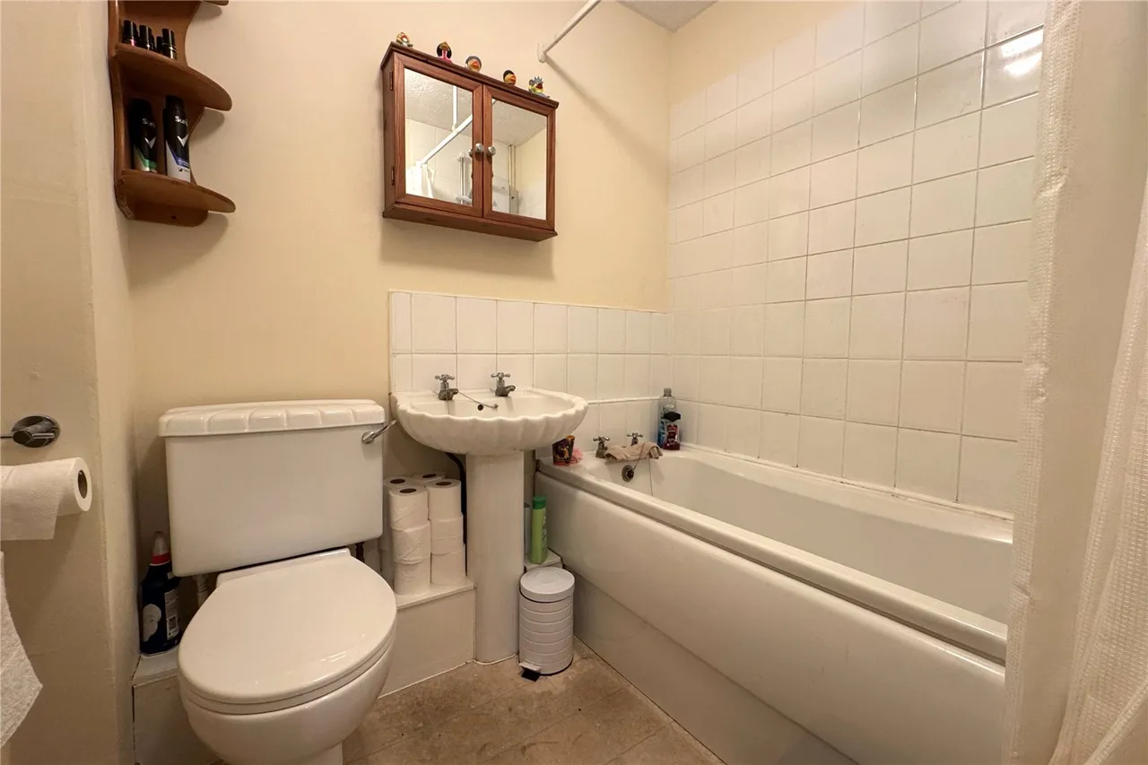 Dart Road, Cove, Farnborough, GU14 9PF, photo 5