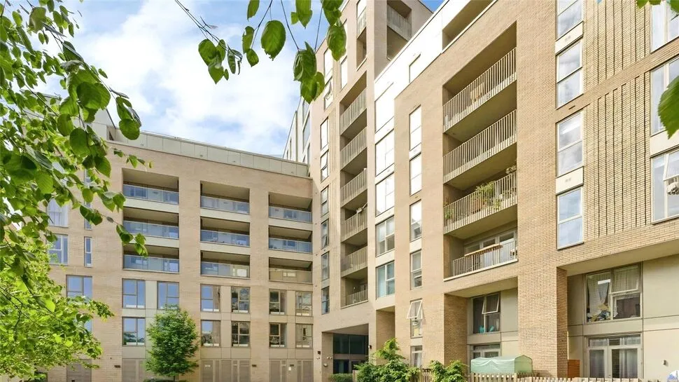 2 bed flat for sale — Goodwood Road, London, SE14