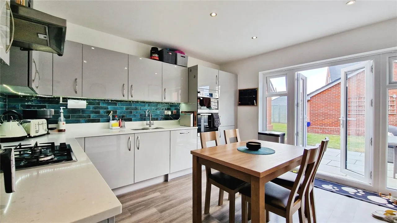 Hunstanton Drive, Binfield, Bracknell, Forest, RG42 4JA, photo 2