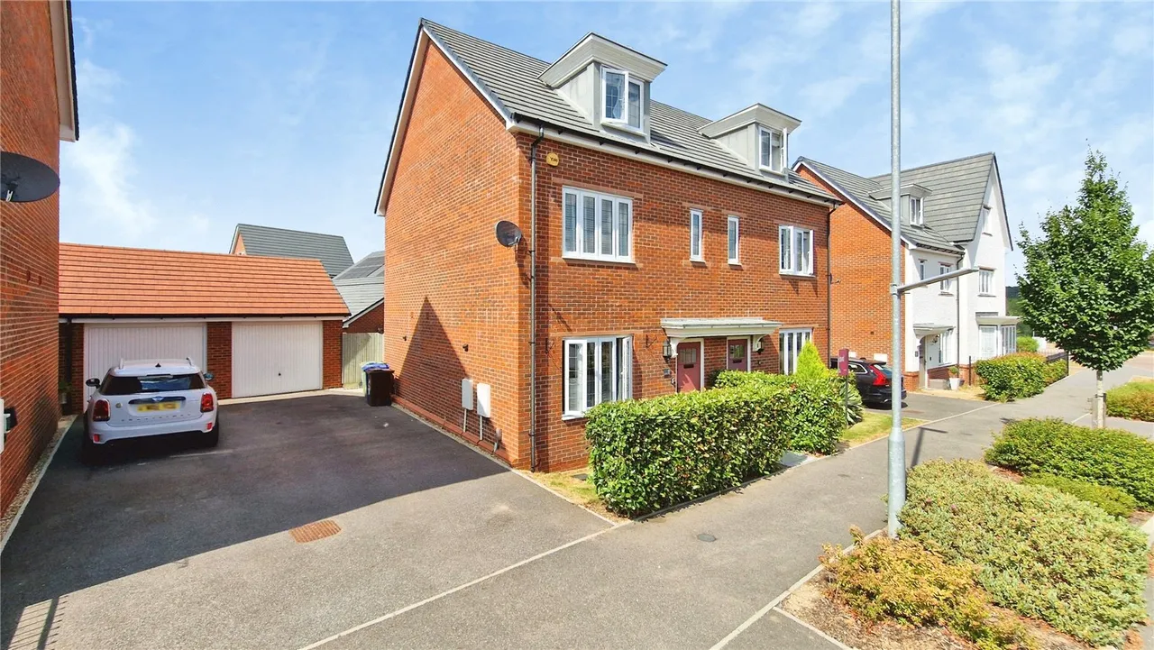 3 bed house for sale — Hunstanton Drive, Binfield, Bracknell, Forest, RG42 4JA