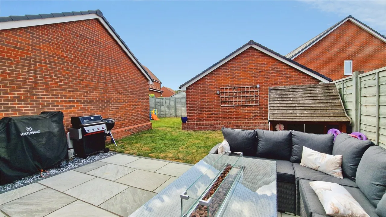 Hunstanton Drive, Binfield, Bracknell, Forest, RG42 4JA, photo 5