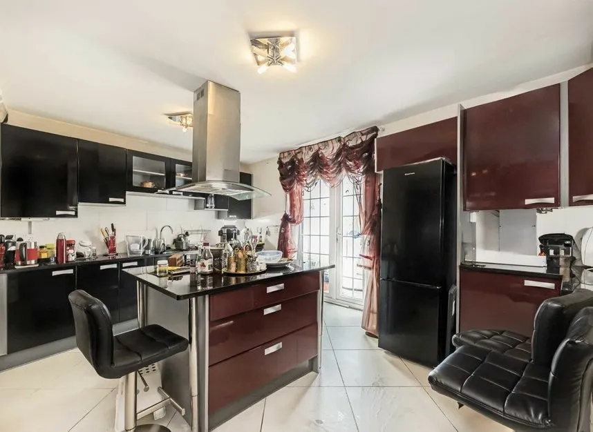 Tudor Close, Kingsbury, NW9, photo 3