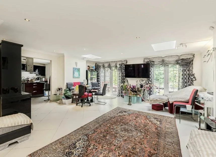 Tudor Close, Kingsbury, NW9, photo 2