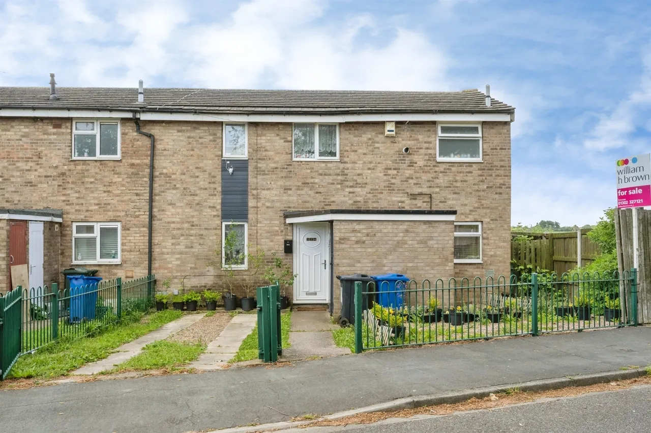 3 bed house for sale — Manor Estate, Toll Bar, Doncaster