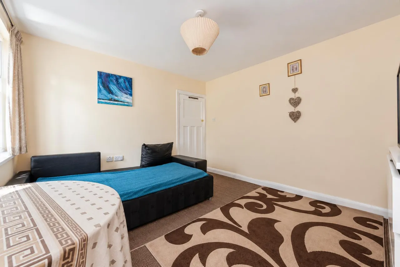 Islay Gardens, Hounslow, TW4, photo 3