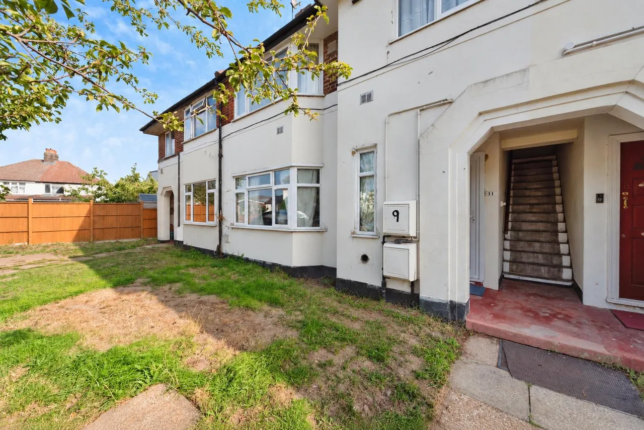 2 bed flat for sale, Islay Gardens, Hounslow, TW4
