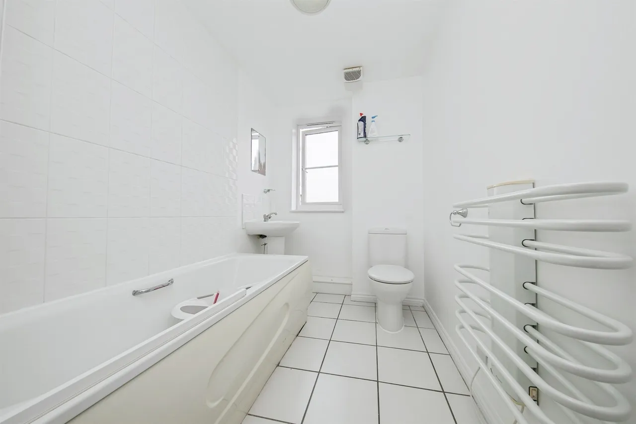 Bradford Drive, Colchester, photo 9
