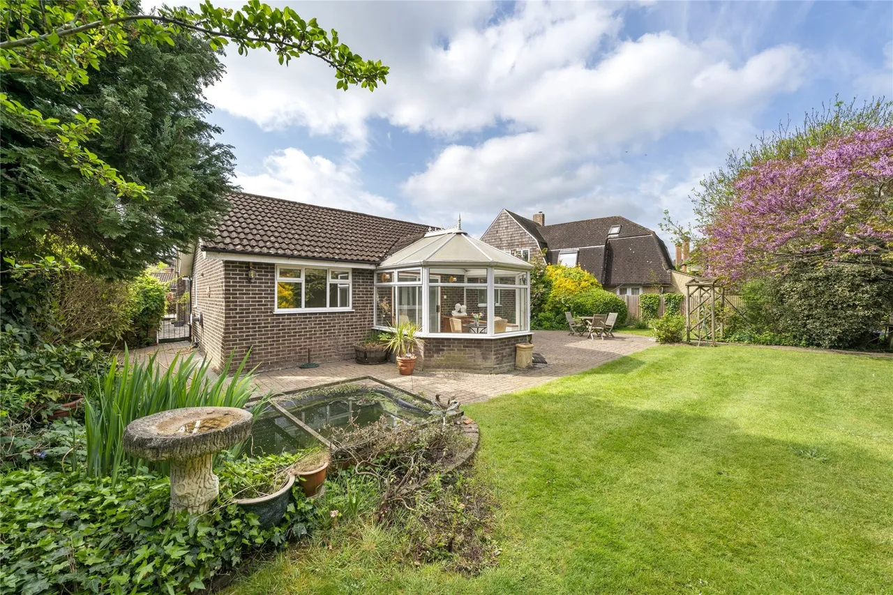3 bed house for sale — Gainsborough Close, Esher, Surrey, KT10