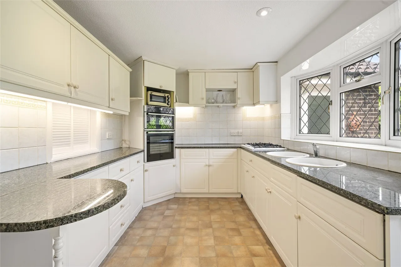 Gainsborough Close, Esher, Surrey, KT10, photo 11