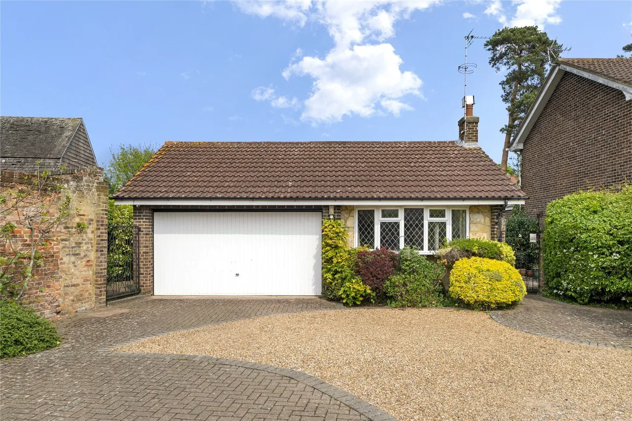 Gainsborough Close, Esher, Surrey, KT10, photo 2