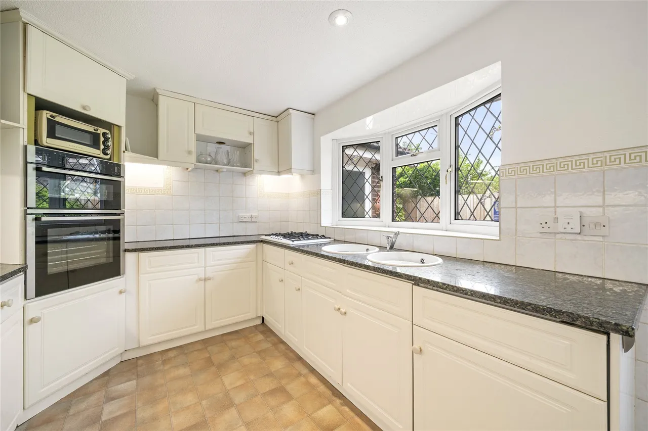 Gainsborough Close, Esher, Surrey, KT10, photo 12