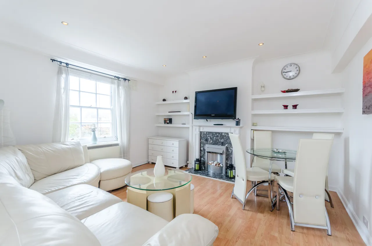 2 bed flat to rent — 44 Bronwen Court, Grove End Road, London