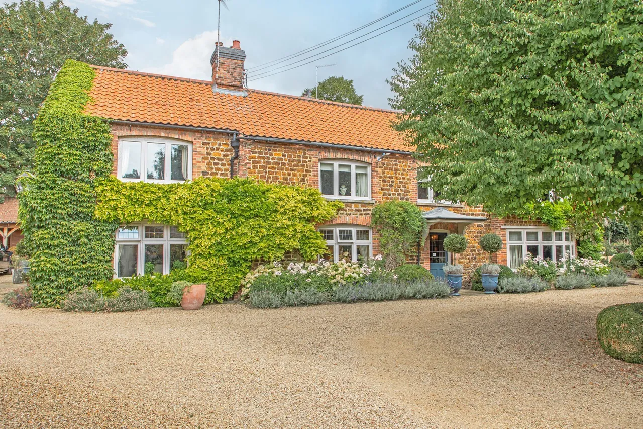 6 bed property for sale, Impressive Home in Grimston Just Over
