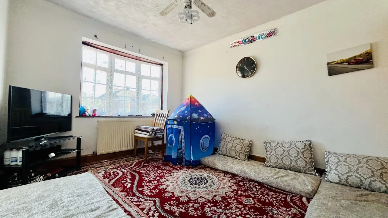 Clare Road, Stanwell, Staines-upon-Thames, TW19, photo 8