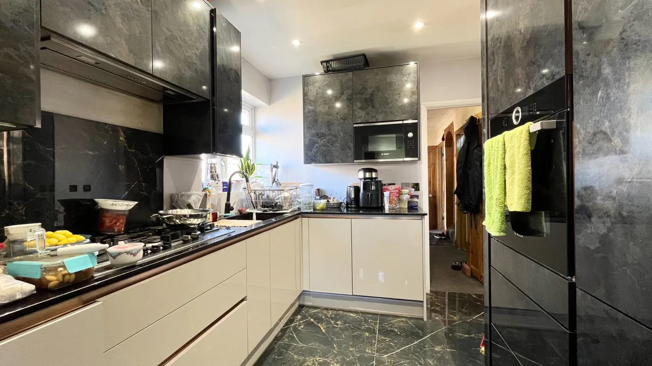 Clare Road, Stanwell, Staines-upon-Thames, TW19, photo 2