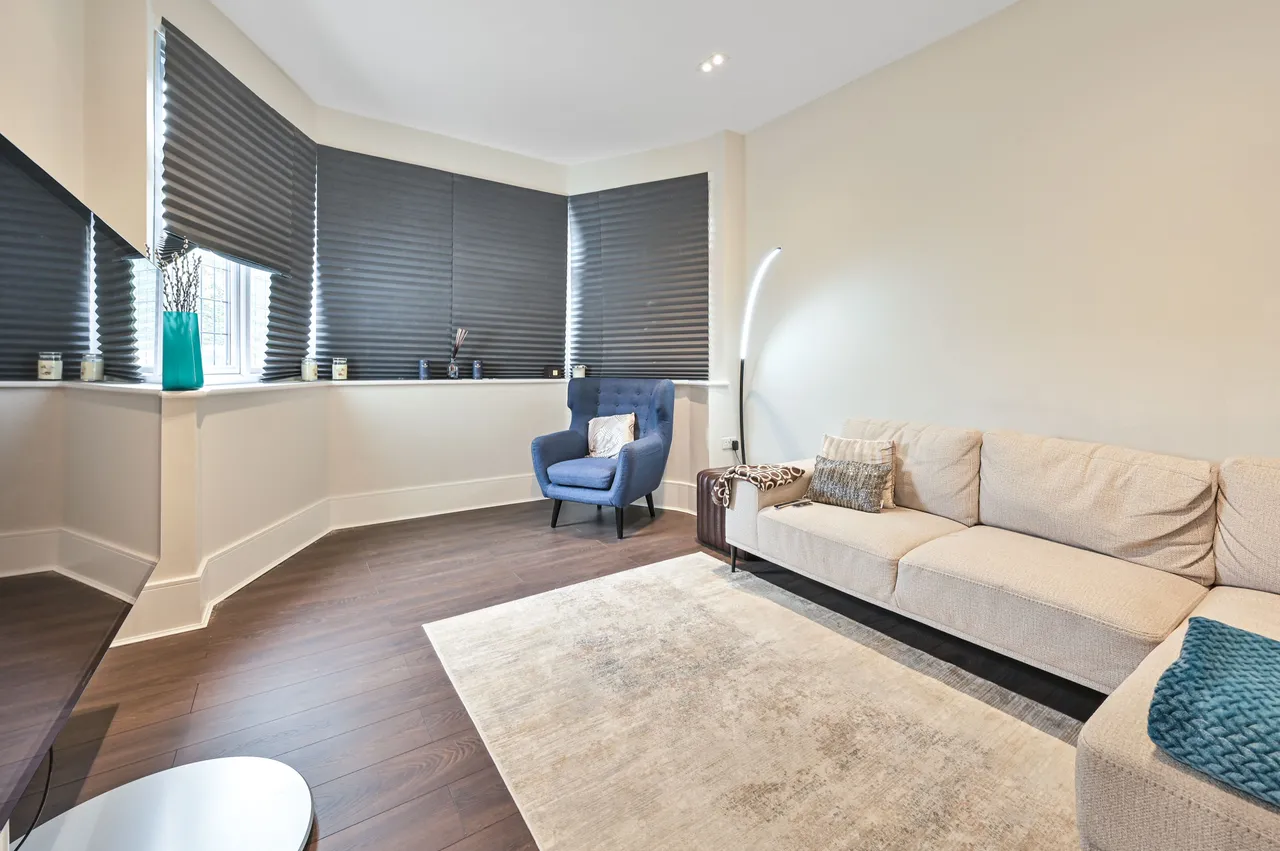 14 Talbot Crescent, London, photo 5