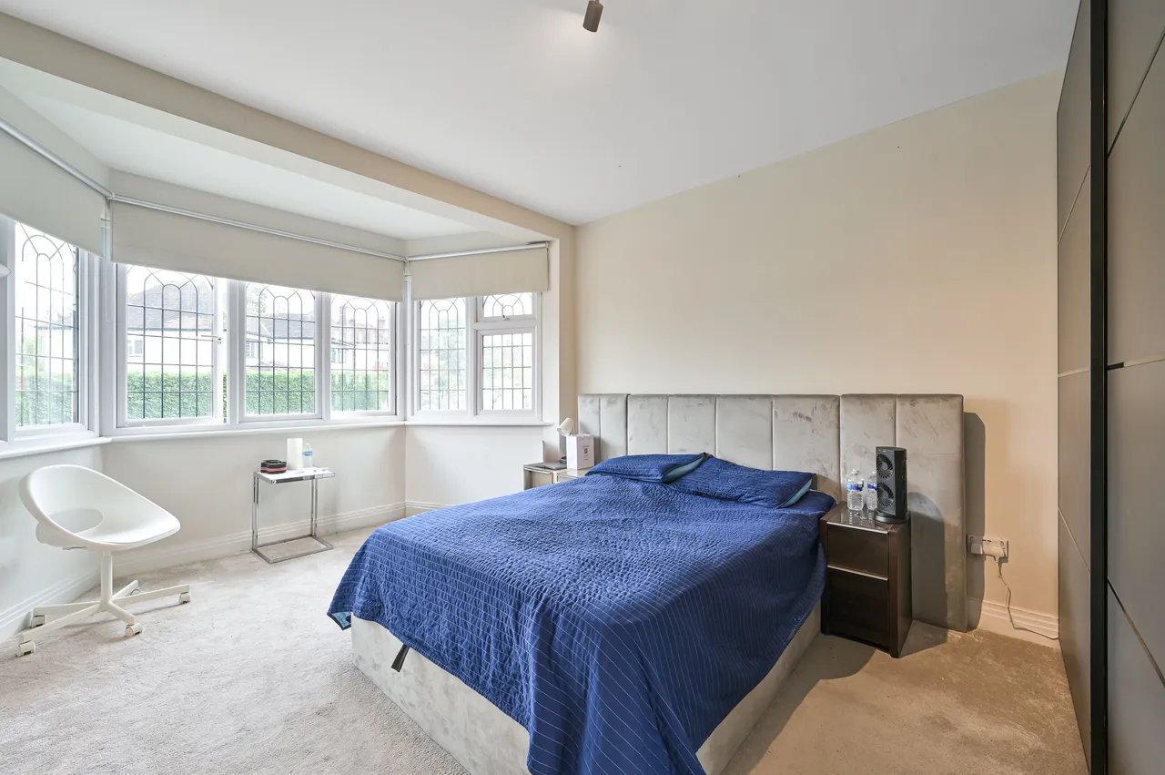 14 Talbot Crescent, London, photo 8