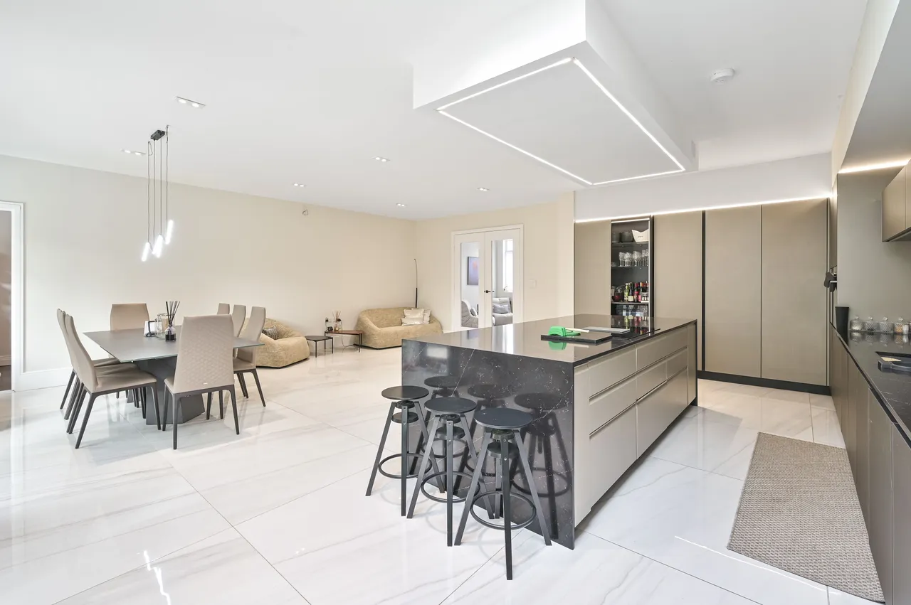 14 Talbot Crescent, London, photo 7