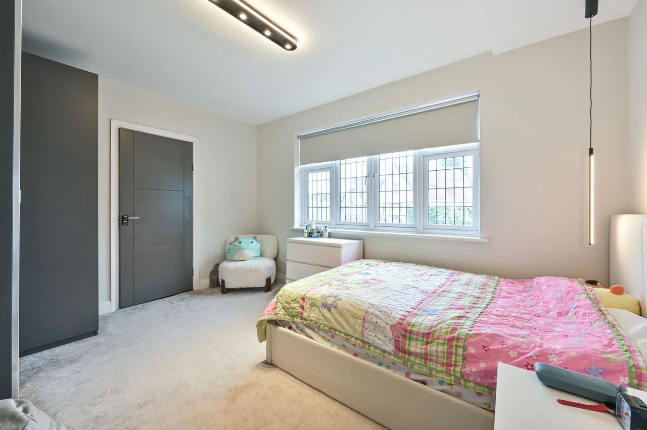 14 Talbot Crescent, London, photo 9