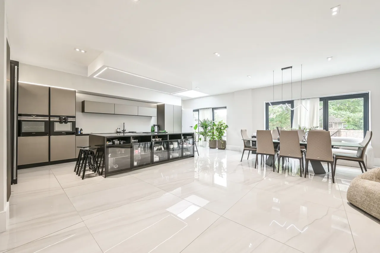 14 Talbot Crescent, London, photo 2