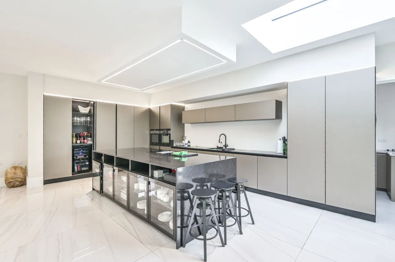 14 Talbot Crescent, London, photo 6